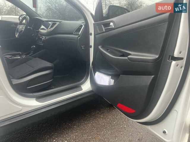 Белый Хендай Туксон, объемом двигателя 2 л и пробегом 147 тыс. км за 17500 $, фото 17 на Automoto.ua