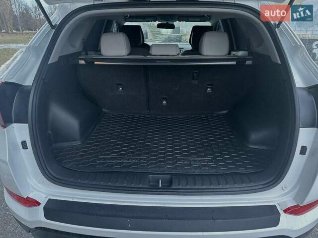 Білий Хендай Туксон, об'ємом двигуна 1.98 л та пробігом 135 тис. км за 15800 $, фото 7 на Automoto.ua