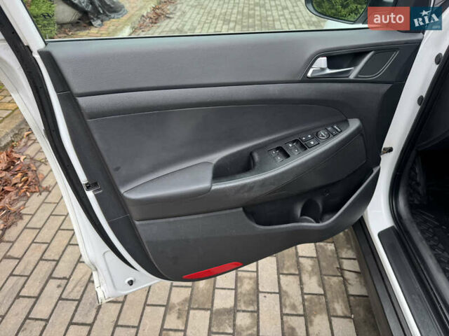 Белый Хендай Туксон, объемом двигателя 1.69 л и пробегом 178 тыс. км за 12800 $, фото 23 на Automoto.ua