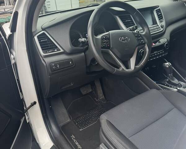 Белый Хендай Туксон, объемом двигателя 1.7 л и пробегом 149 тыс. км за 18200 $, фото 8 на Automoto.ua