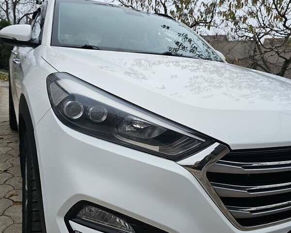 Белый Хендай Туксон, объемом двигателя 2 л и пробегом 187 тыс. км за 24000 $, фото 14 на Automoto.ua