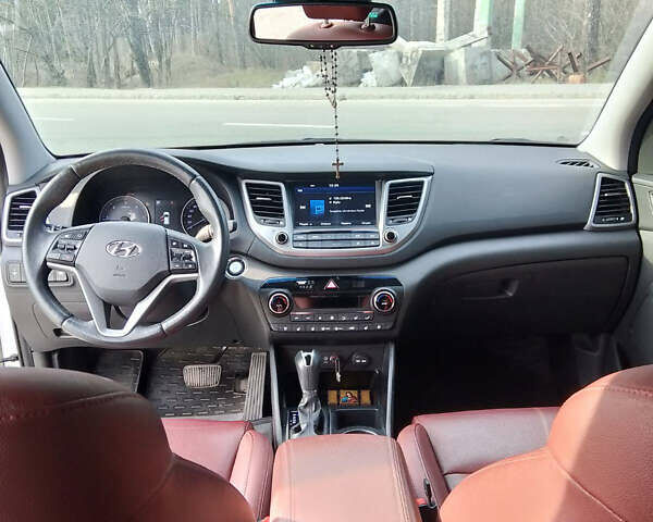 Белый Хендай Туксон, объемом двигателя 2 л и пробегом 68 тыс. км за 27000 $, фото 11 на Automoto.ua