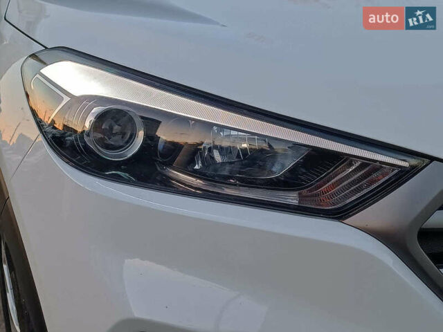 Хендай Туксон 2017 в Харькове на Automoto.ua Белый Хендай Туксон, объемом двигателя 2 л и пробегом 146 тыс. км за 16490 $, фото 3 на Automoto.ua