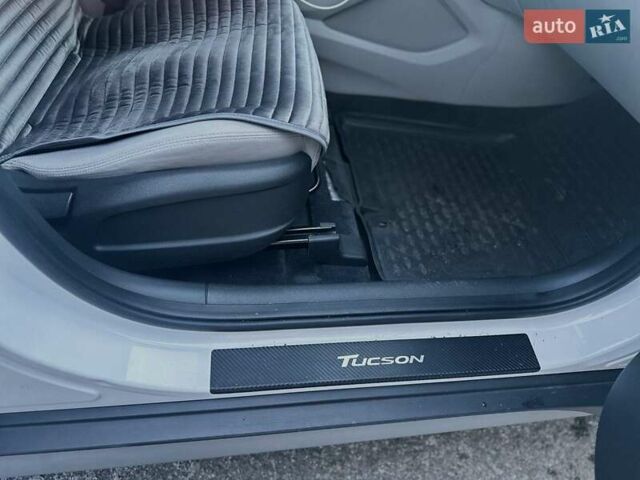 Білий Хендай Туксон, об'ємом двигуна 1.98 л та пробігом 135 тис. км за 15800 $, фото 11 на Automoto.ua
