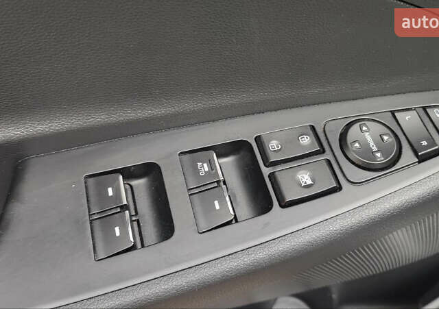 Белый Хендай Туксон, объемом двигателя 2 л и пробегом 147 тыс. км за 17500 $, фото 22 на Automoto.ua