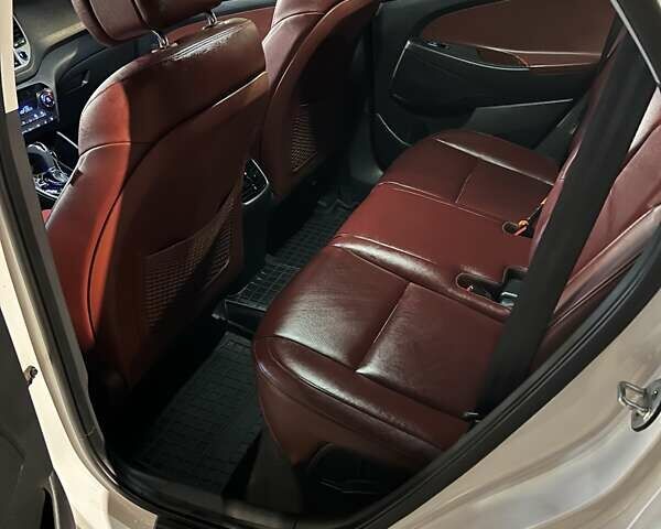 Белый Хендай Туксон, объемом двигателя 2 л и пробегом 71 тыс. км за 21500 $, фото 16 на Automoto.ua