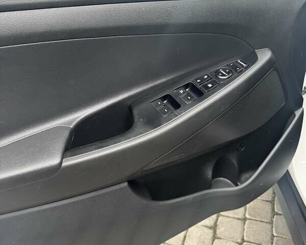 Белый Хендай Туксон, объемом двигателя 1.7 л и пробегом 149 тыс. км за 18200 $, фото 7 на Automoto.ua