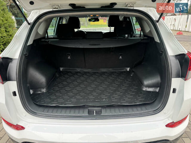 Белый Хендай Туксон, объемом двигателя 1.69 л и пробегом 178 тыс. км за 12800 $, фото 16 на Automoto.ua