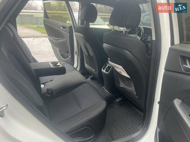 Белый Хендай Туксон, объемом двигателя 2 л и пробегом 147 тыс. км за 17500 $, фото 13 на Automoto.ua