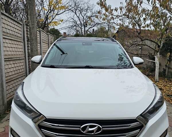 Белый Хендай Туксон, объемом двигателя 2 л и пробегом 187 тыс. км за 24000 $, фото 18 на Automoto.ua