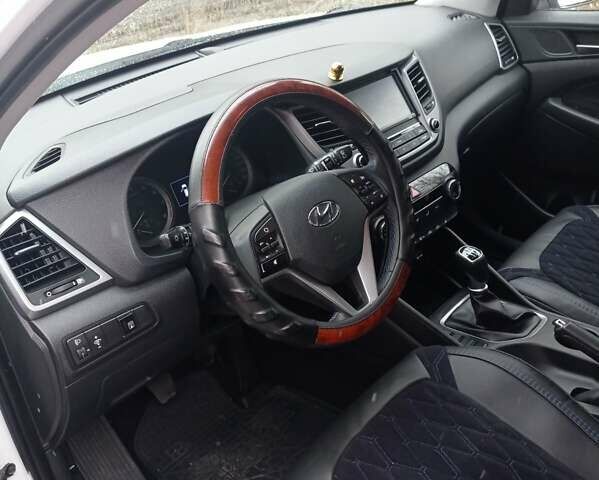 Білий Хендай Туксон, об'ємом двигуна 2 л та пробігом 115 тис. км за 16300 $, фото 4 на Automoto.ua