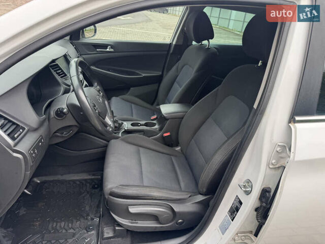 Белый Хендай Туксон, объемом двигателя 1.69 л и пробегом 178 тыс. км за 12800 $, фото 24 на Automoto.ua