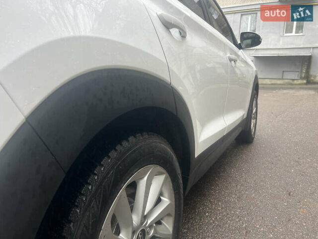 Белый Хендай Туксон, объемом двигателя 2 л и пробегом 147 тыс. км за 17500 $, фото 9 на Automoto.ua