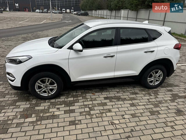 Белый Хендай Туксон, объемом двигателя 1.69 л и пробегом 178 тыс. км за 12800 $, фото 7 на Automoto.ua