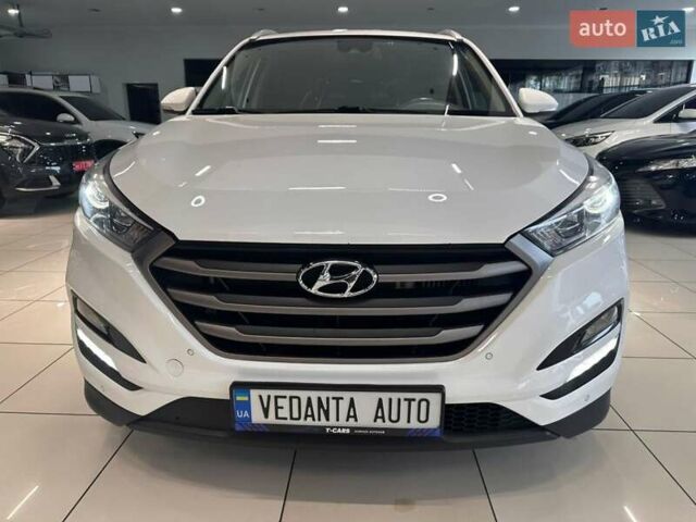 Белый Хендай Туксон, объемом двигателя 2 л и пробегом 213 тыс. км за 18900 $, фото 1 на Automoto.ua