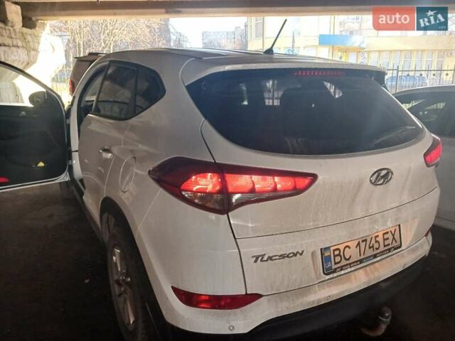 Белый Хендай Туксон, объемом двигателя 2 л и пробегом 42 тыс. км за 18000 $, фото 1 на Automoto.ua