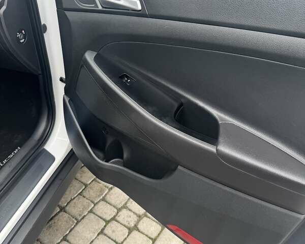 Белый Хендай Туксон, объемом двигателя 1.7 л и пробегом 149 тыс. км за 18200 $, фото 18 на Automoto.ua