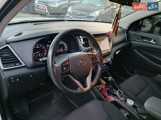 Хендай Туксон 2017 в Харькове на Automoto.ua Белый Хендай Туксон, объемом двигателя 2 л и пробегом 146 тыс. км за 16490 $, фото 19 на Automoto.ua