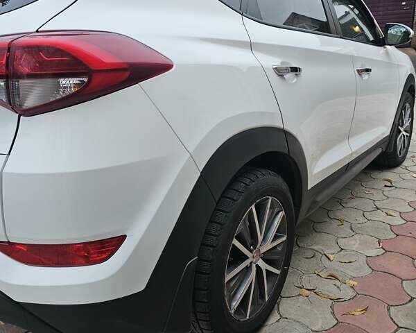 Белый Хендай Туксон, объемом двигателя 2 л и пробегом 187 тыс. км за 24000 $, фото 19 на Automoto.ua