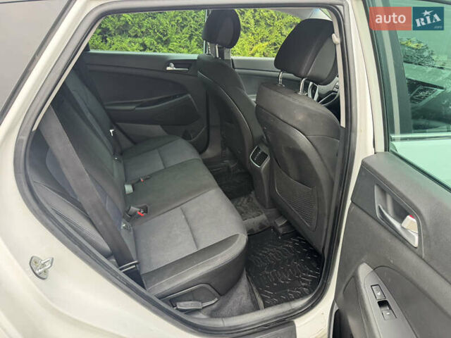 Белый Хендай Туксон, объемом двигателя 1.69 л и пробегом 178 тыс. км за 12800 $, фото 17 на Automoto.ua