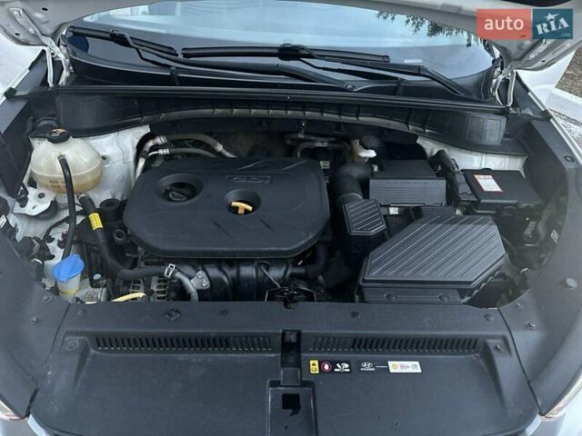 Білий Хендай Туксон, об'ємом двигуна 1.98 л та пробігом 135 тис. км за 15800 $, фото 9 на Automoto.ua