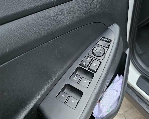 Белый Хендай Туксон, объемом двигателя 2 л и пробегом 187 тыс. км за 24000 $, фото 13 на Automoto.ua