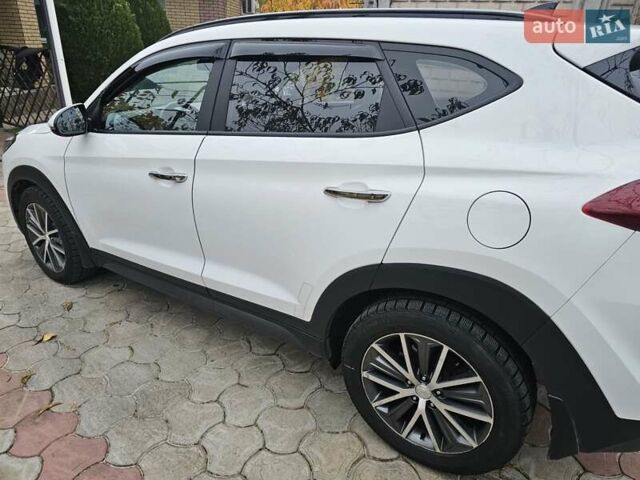 Белый Хендай Туксон, объемом двигателя 2 л и пробегом 187 тыс. км за 24000 $, фото 27 на Automoto.ua