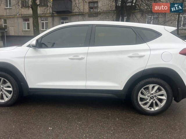 Белый Хендай Туксон, объемом двигателя 2 л и пробегом 147 тыс. км за 17500 $, фото 4 на Automoto.ua