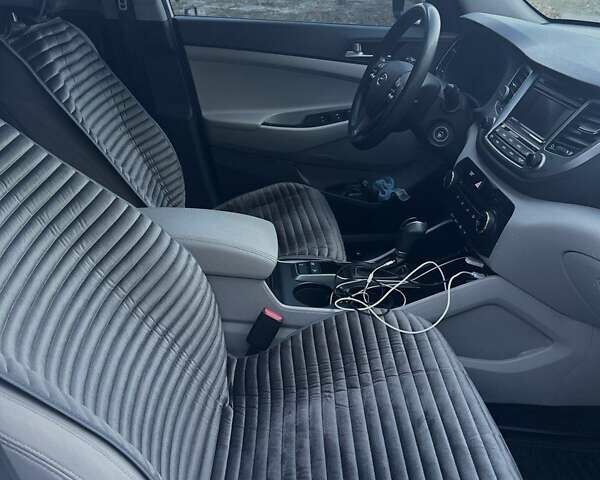 Білий Хендай Туксон, об'ємом двигуна 1.98 л та пробігом 135 тис. км за 15800 $, фото 13 на Automoto.ua