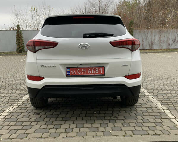 Белый Хендай Туксон, объемом двигателя 2 л и пробегом 167 тыс. км за 15800 $, фото 3 на Automoto.ua