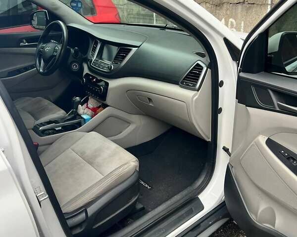 Белый Хендай Туксон, объемом двигателя 2 л и пробегом 96 тыс. км за 16900 $, фото 5 на Automoto.ua