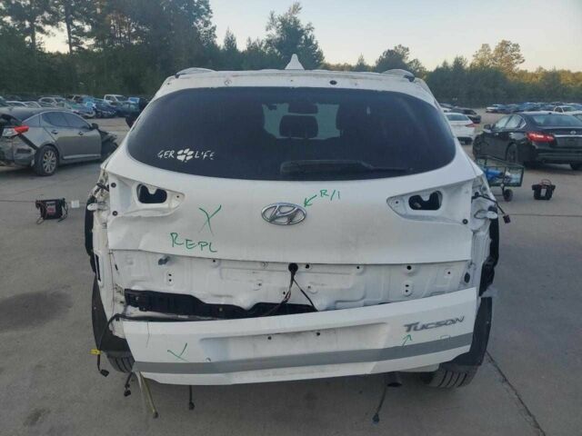 Белый Хендай Туксон, объемом двигателя 2 л и пробегом 129 тыс. км за 10800 $, фото 5 на Automoto.ua