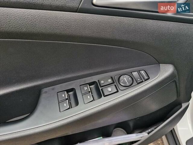 Белый Хендай Туксон, объемом двигателя 2 л и пробегом 111 тыс. км за 19999 $, фото 10 на Automoto.ua