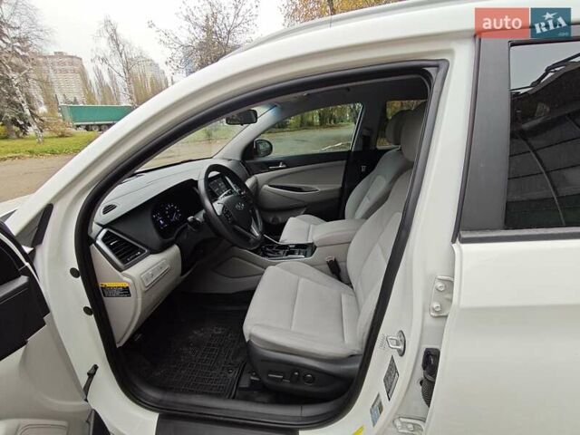 Белый Хендай Туксон, объемом двигателя 2.36 л и пробегом 75 тыс. км за 16700 $, фото 8 на Automoto.ua