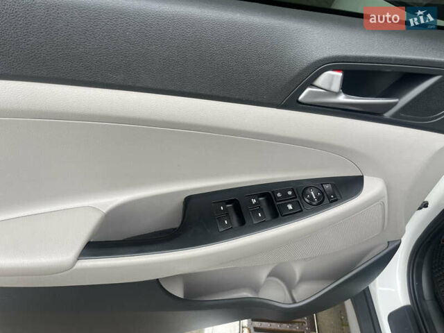 Белый Хендай Туксон, объемом двигателя 2 л и пробегом 91 тыс. км за 15900 $, фото 14 на Automoto.ua