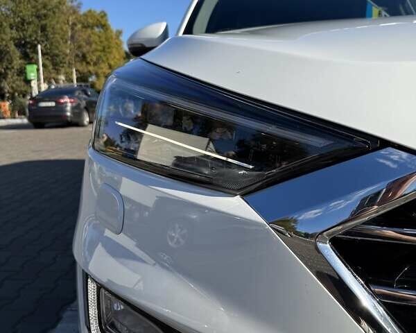 Белый Хендай Туксон, объемом двигателя 2 л и пробегом 97 тыс. км за 24800 $, фото 3 на Automoto.ua