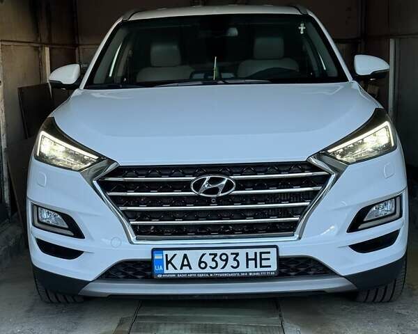 Белый Хендай Туксон, объемом двигателя 2 л и пробегом 97 тыс. км за 24800 $, фото 1 на Automoto.ua