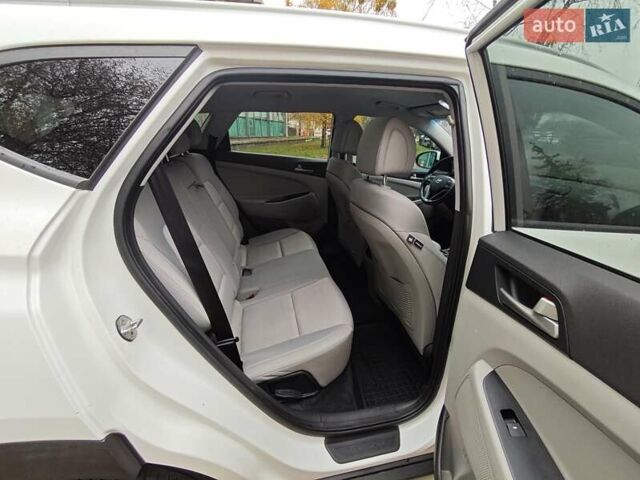 Белый Хендай Туксон, объемом двигателя 2.36 л и пробегом 75 тыс. км за 16700 $, фото 17 на Automoto.ua