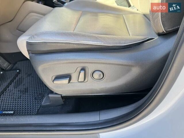 Белый Хендай Туксон, объемом двигателя 2 л и пробегом 97 тыс. км за 24800 $, фото 21 на Automoto.ua