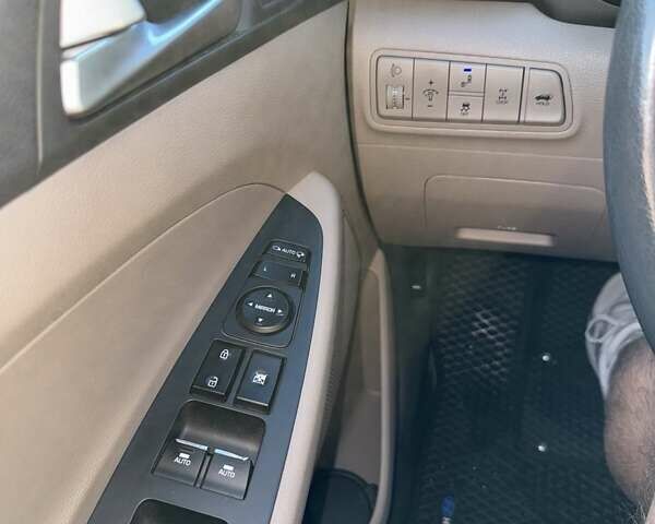 Белый Хендай Туксон, объемом двигателя 2 л и пробегом 97 тыс. км за 24800 $, фото 23 на Automoto.ua