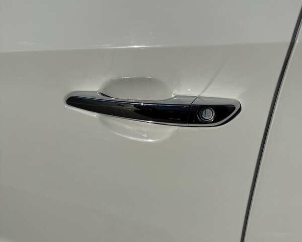 Белый Хендай Туксон, объемом двигателя 2 л и пробегом 97 тыс. км за 24800 $, фото 2 на Automoto.ua