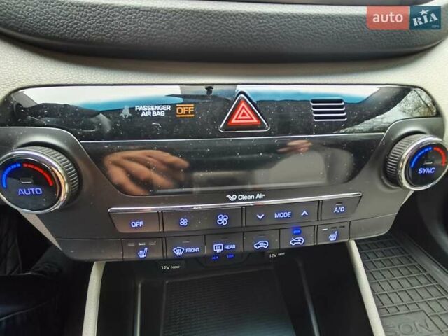 Белый Хендай Туксон, объемом двигателя 2.36 л и пробегом 75 тыс. км за 16700 $, фото 25 на Automoto.ua