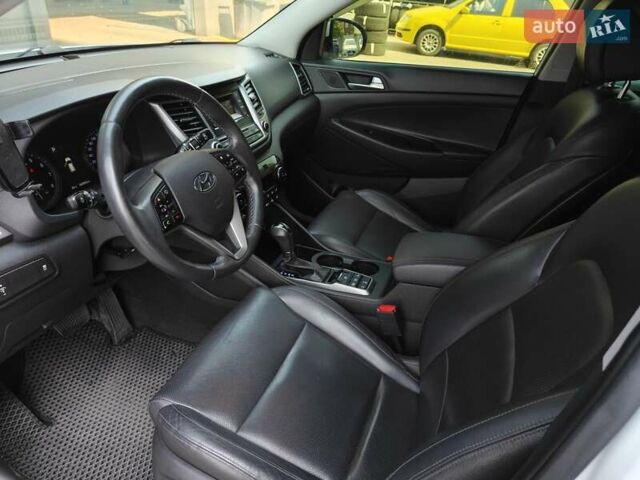 Белый Хендай Туксон, объемом двигателя 2 л и пробегом 99 тыс. км за 20500 $, фото 19 на Automoto.ua