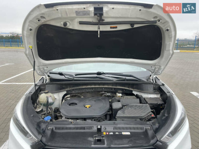 Белый Хендай Туксон, объемом двигателя 2 л и пробегом 91 тыс. км за 15900 $, фото 42 на Automoto.ua