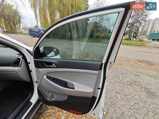 Белый Хендай Туксон, объемом двигателя 2.36 л и пробегом 75 тыс. км за 16700 $, фото 16 на Automoto.ua
