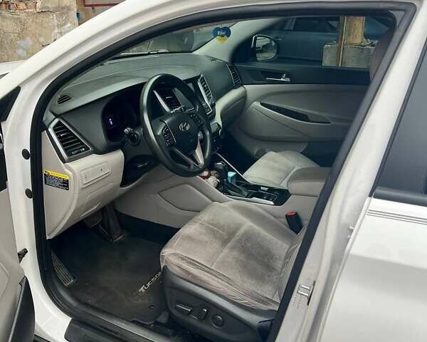 Белый Хендай Туксон, объемом двигателя 2 л и пробегом 96 тыс. км за 16900 $, фото 7 на Automoto.ua