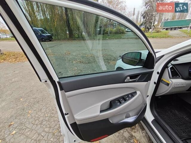 Белый Хендай Туксон, объемом двигателя 2.36 л и пробегом 75 тыс. км за 16700 $, фото 10 на Automoto.ua