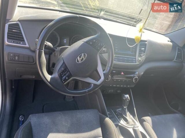 Белый Хендай Туксон, объемом двигателя 2 л и пробегом 135 тыс. км за 17000 $, фото 7 на Automoto.ua