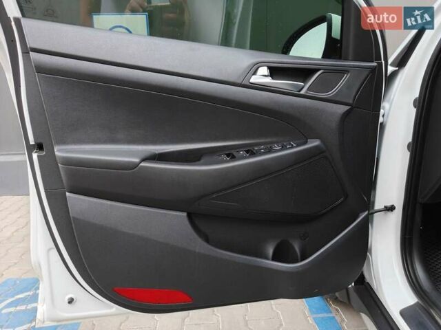 Белый Хендай Туксон, объемом двигателя 2 л и пробегом 99 тыс. км за 20500 $, фото 17 на Automoto.ua