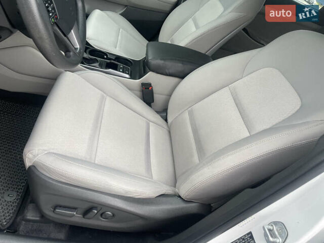 Белый Хендай Туксон, объемом двигателя 2 л и пробегом 91 тыс. км за 15900 $, фото 12 на Automoto.ua